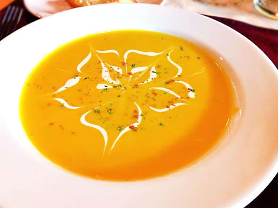 Cách ăn hạt mắc ca hấp dẫn vào mỗi sáng là nấu món súp mắc ca bí đỏ