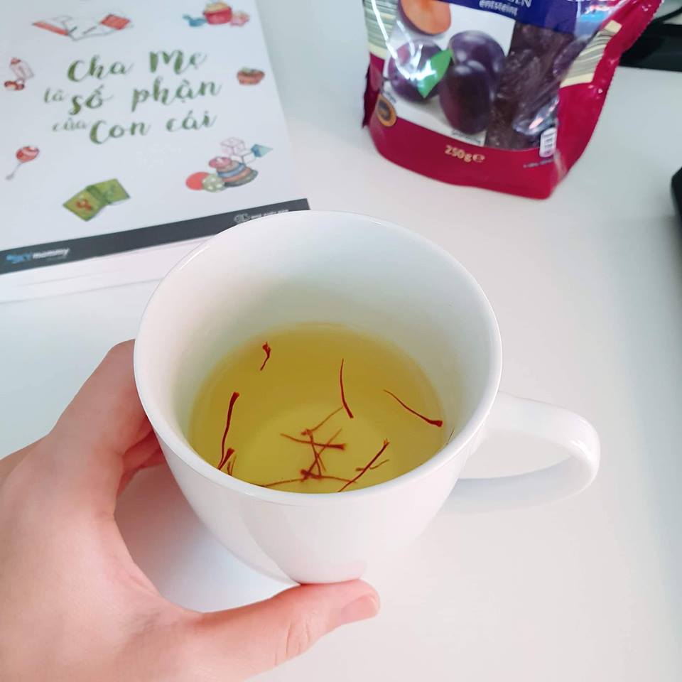 cách pha trà saffron với nước ấm cho dễ ngủ