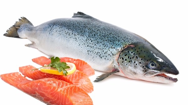 Cá hồi là thực phẩm không thể thiếu trong chế độ ăn giảm cân