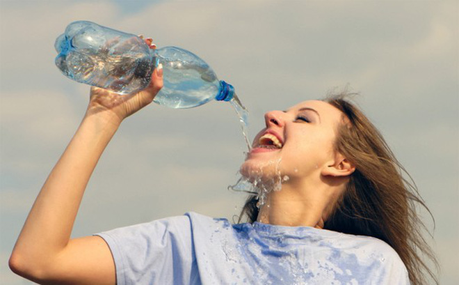 uống nhiều nước là cách giảm béo mặt